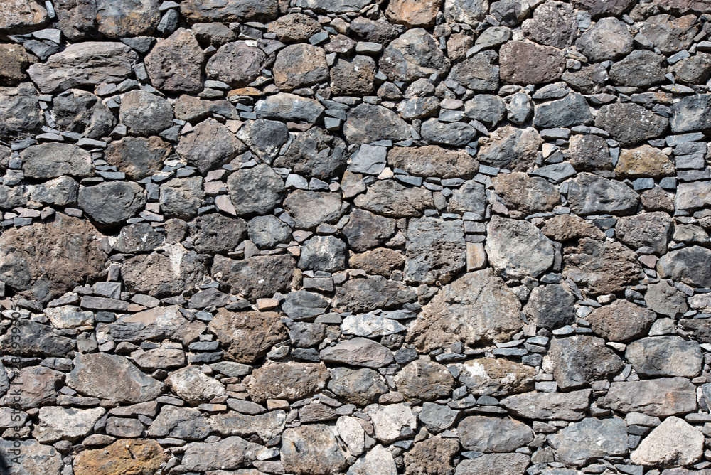 ściana z kamieni