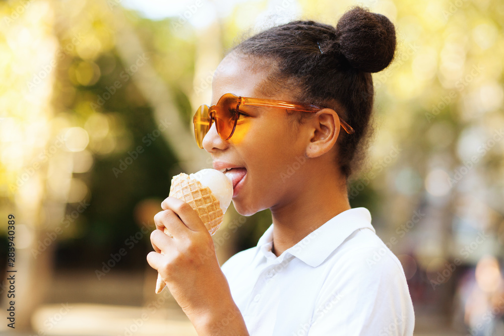 Cute girl in bright sunglasses eating ice-cream - obrazy, fototapety, plakaty 