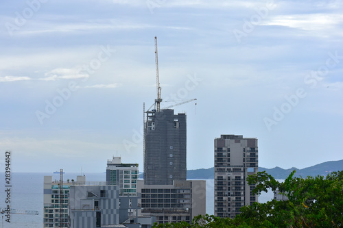 Looking from the height See a city in a tight city with tall buildings and beautiful skies. Is a comfortable view