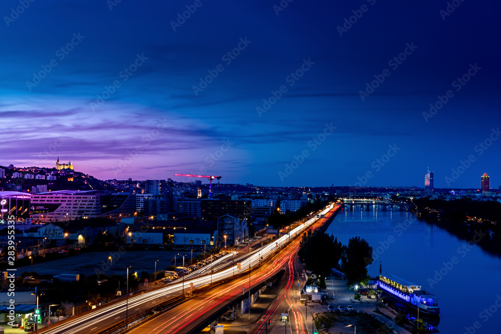 Lyon, entrées Sud, le soir depuis la Confluence avec les tours au fond