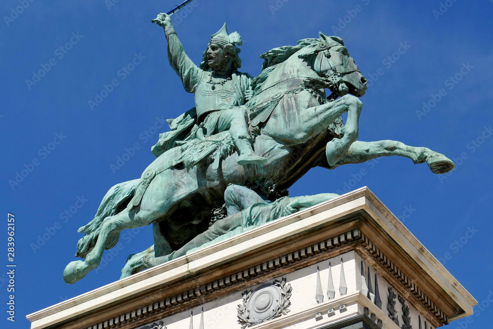 Statue équestre de Vercingétorix sur la place de la Jaude à Clermont-ferrand, Puy-de-Dôme, Auvergne, France Statue équestre de Vercingétorix sur la place de la Jaude à Clermont-ferrand, Puy-de-Dôme, Auvergne, France