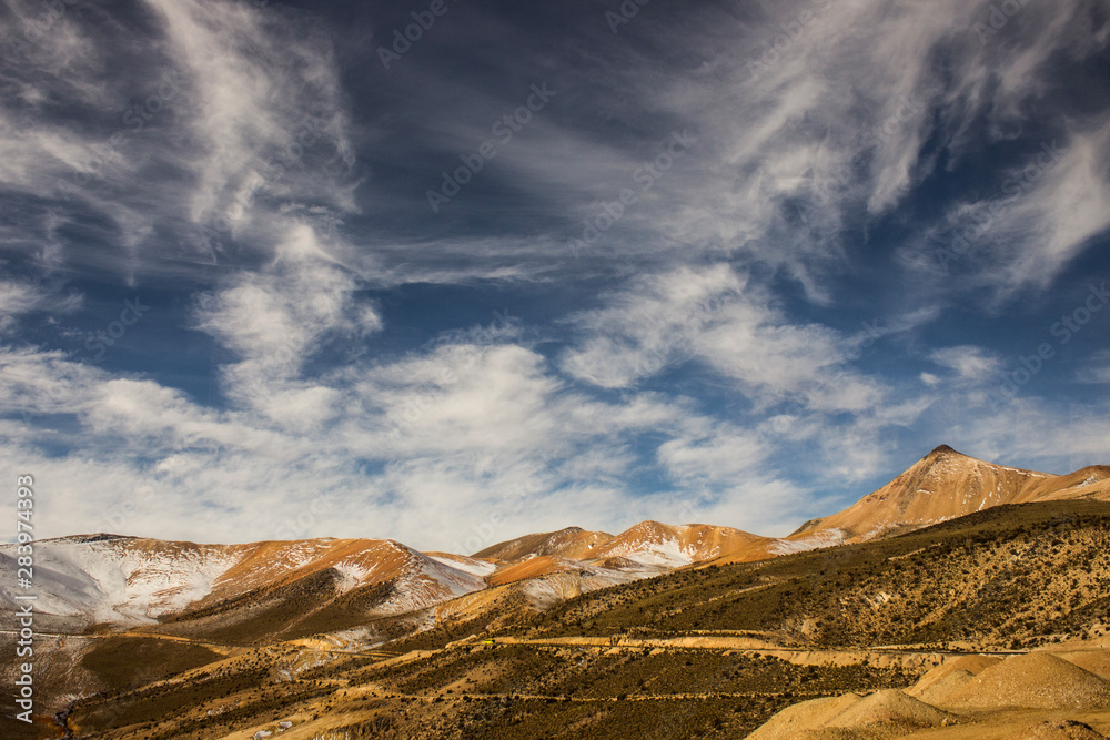 Nubes blancas sobre montañas del altiplano