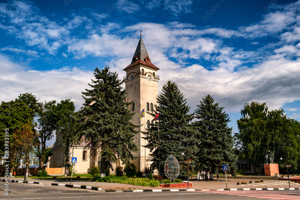 Obraz premium historical, gothic, medieval, european, famous, religion, cathedral, ukraine, ivano-frankivsk, rohatyn, anna, st. nicholas, historic, town, landmark, city, history, old, europe, tourism, travel, churc