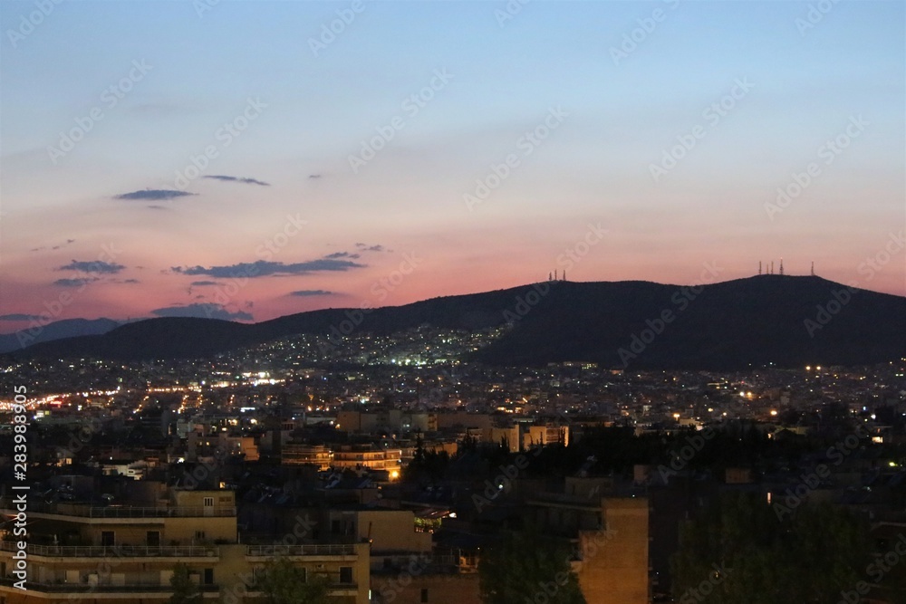 Stadt im Abendrot mit Berg im Hintergrund Athen