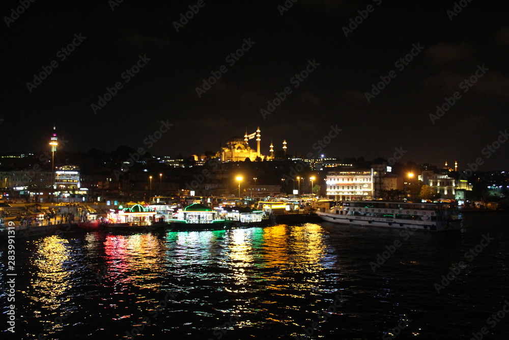 Bunte Boote in der Nacht - Dunkles Istanbul
