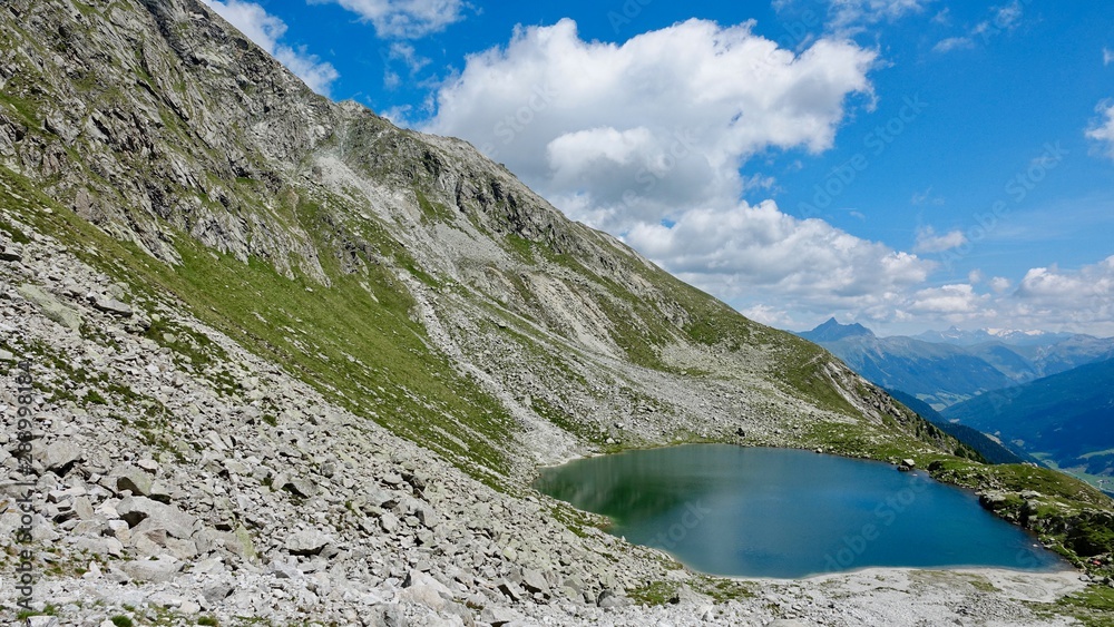 Kleiner Alpensee im Hochgebirge Südtirols