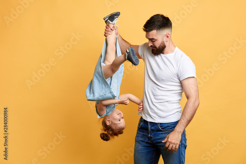 Foto angry frustrated guy holding his naughty sister's leg and scolding her