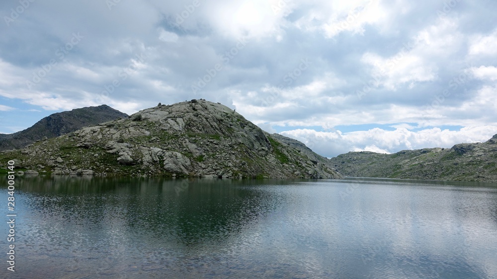 Bergsee in den Südtiroler Alpen im Hochgebirge Bergsee in den Südtiroler Alpen im Hochgebirge