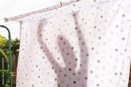 Fotografia woman tend the clothes to dry on outdoors clothesline