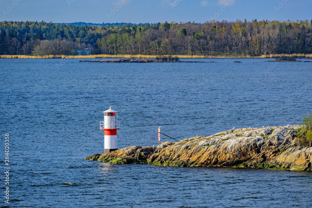 Φωτογραφία Alone automatic lighthouse in the Stockholm archipelago rocky island to help you navigate in shallow water