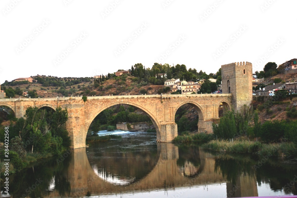 Fototapeta premium Historical Toledo view and Alcantara bridge over Tagus, Spain.