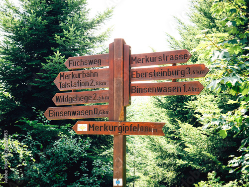Foto Multiple hiking routes distance and arrows on wooden pole in Black Forest near b