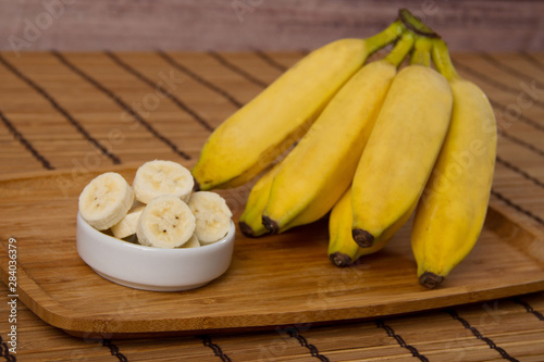 Banana em mesa de madeira