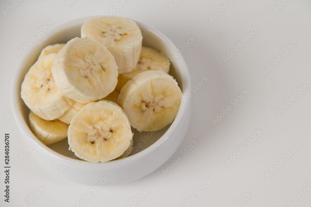 Banana cortada em fundo branco Banana cortada em fundo branco