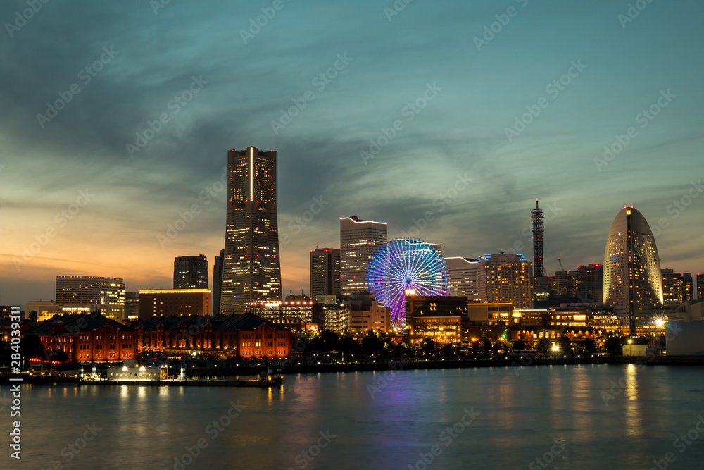 Obraz premium Port miejski w Jokohamie o zachodzie słońca w sezonie zimowym, widok oświetlenia miasta z Osan Bashi.