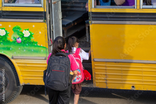 Students take the bus to school, back to school, open class.