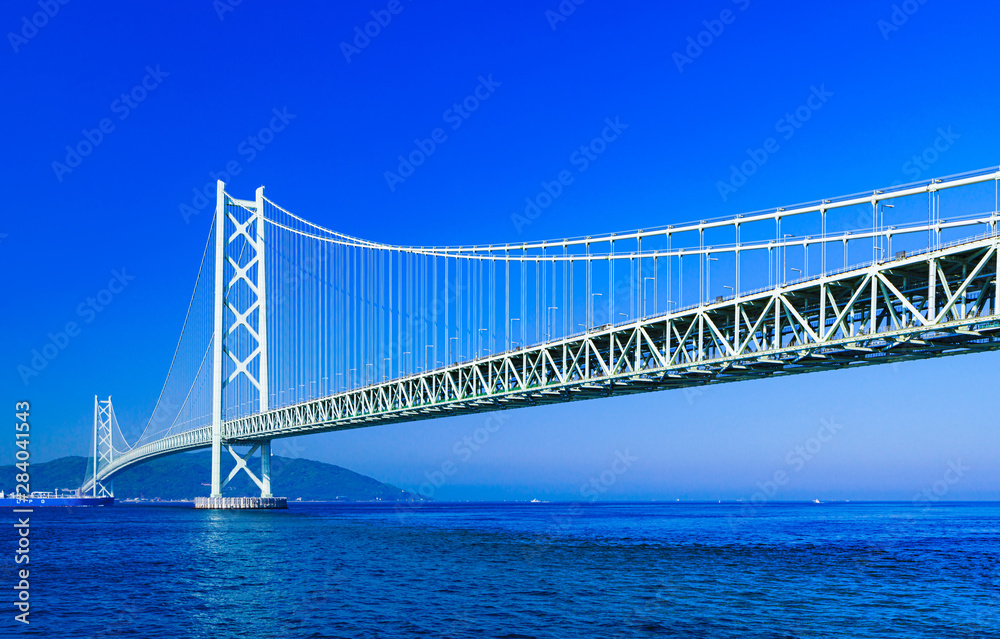 [兵庫県の風景] 快晴の青空をバックに撮影した神戸と淡路を結ぶ明石海峡大橋（別名：パールブリッジ）