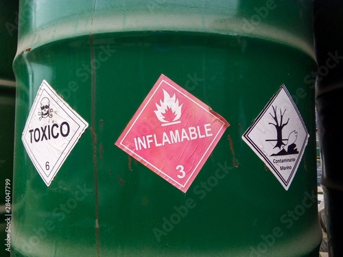 Barril verde con sustancia inflamable, tóxico, contaminante marino photo