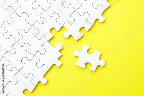 ジグソーパズル Jigsaw puzzle on yellow background