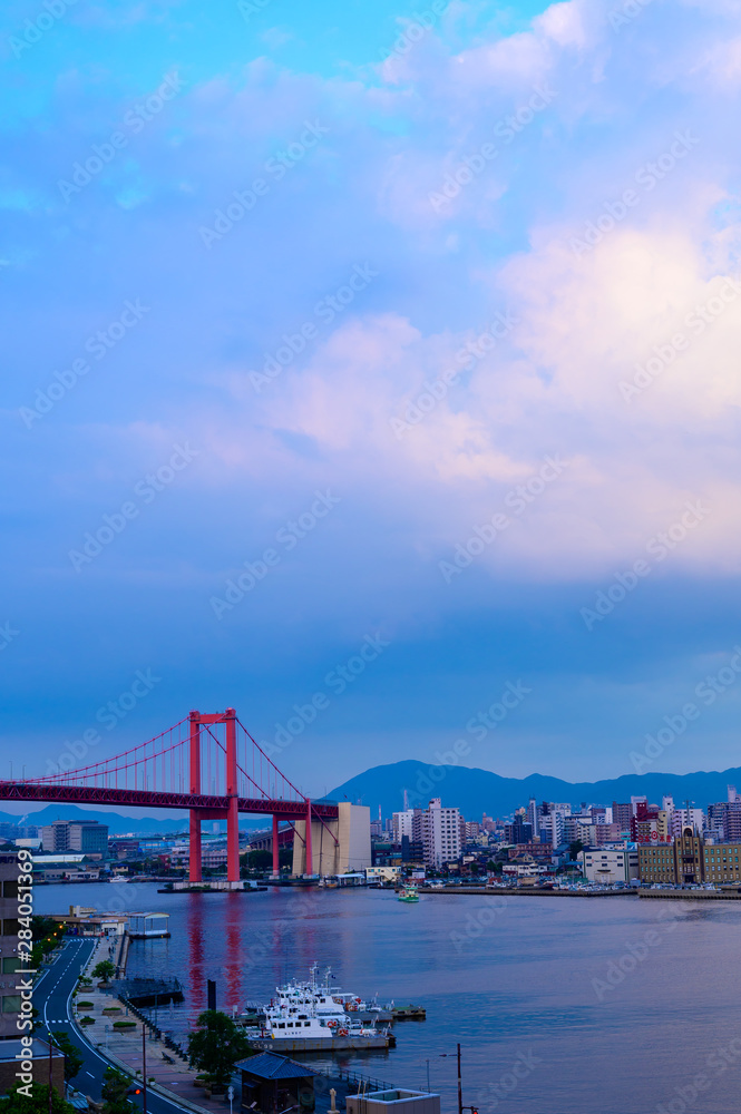 Naklejka premium 洞海湾と若戸大橋の夕焼け（福岡県）