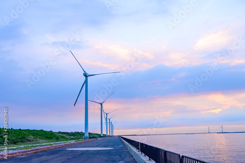 夕暮れの風力発電機（福岡県） © doraneko777