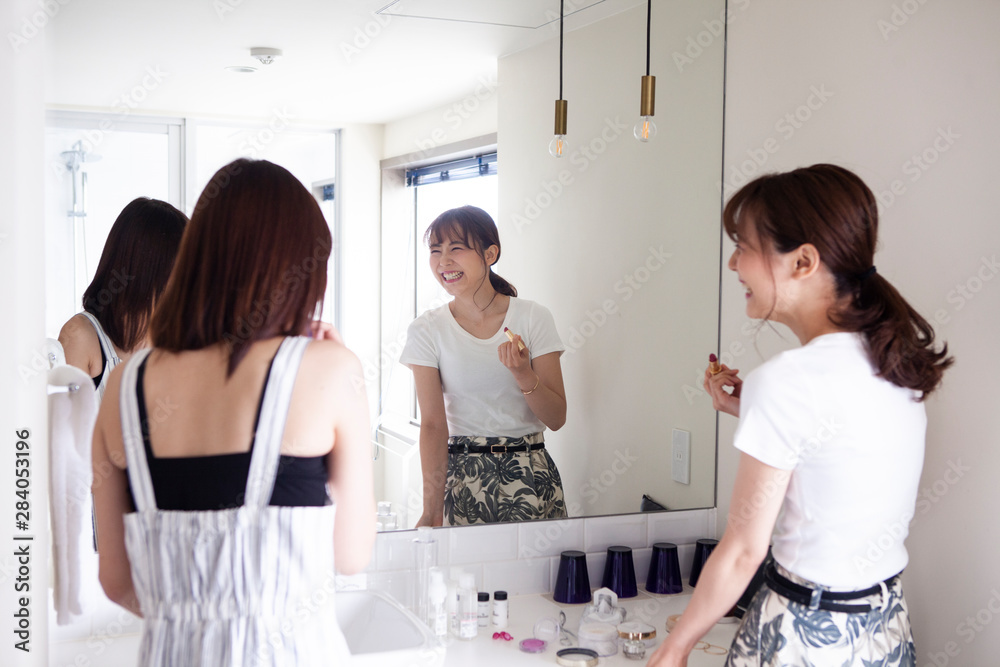 楽しそうに出かける準備をする女性達 楽しそうに出かける準備をする女性達