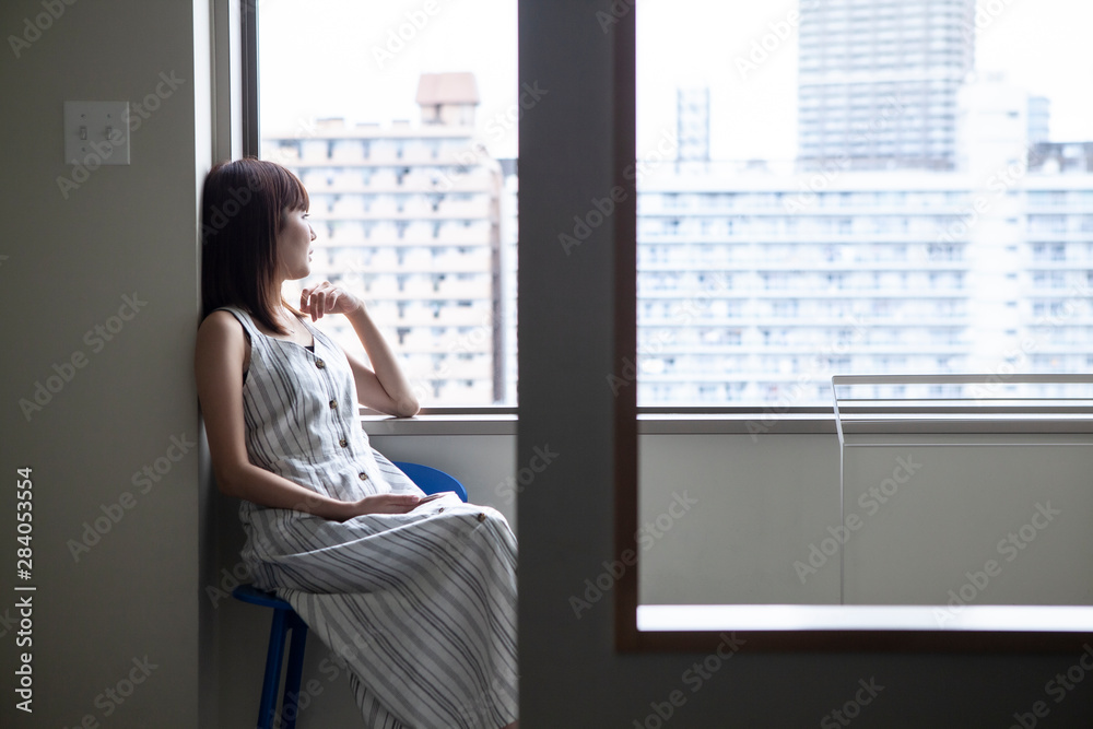 ホテルの窓から外を眺める女性 Stock 写真 Adobe Stock ホテルの窓から外を眺める女性 Stock 写真 Adobe Stock