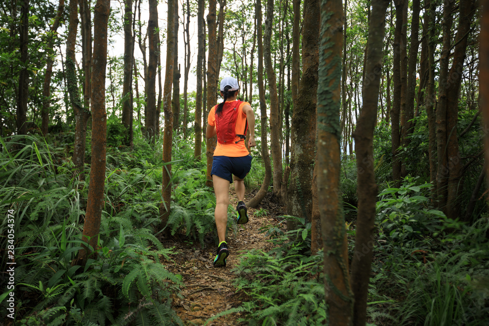 Obraz premium Ultramarathon runner running in tropical rainforest