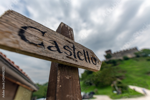 Castello medioevale con insegna scolpita sul legno, tenebroso, pauroso in una giornata tempestosa photo