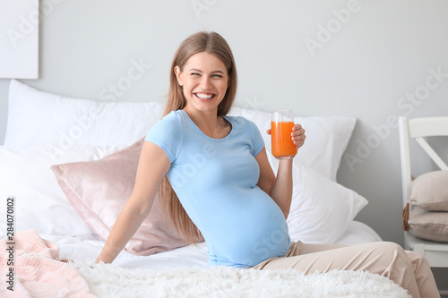 Beautiful pregnant woman dr...