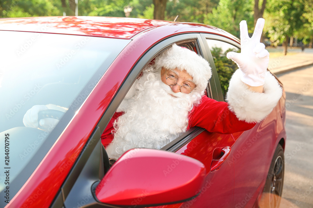 Obraz premium Santa Claus driving modern car