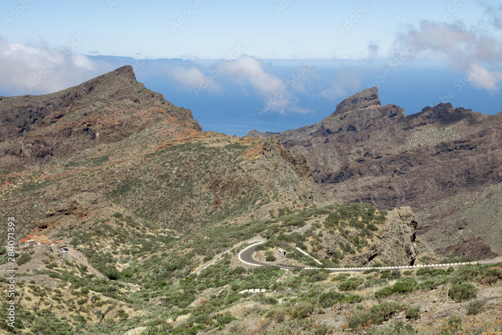 Obraz premium Beautiful road through mountains