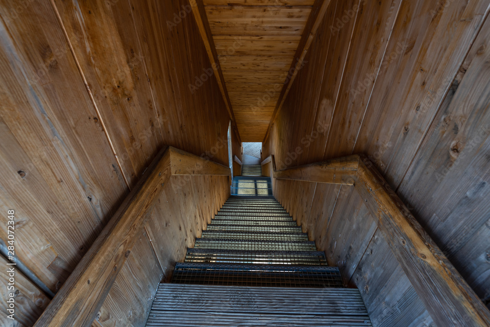 Treppe absteigend Holzkonstruktion und Metallstufen