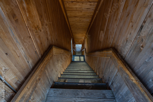 Treppe absteigend Holzkonstruktion und Metallstufen