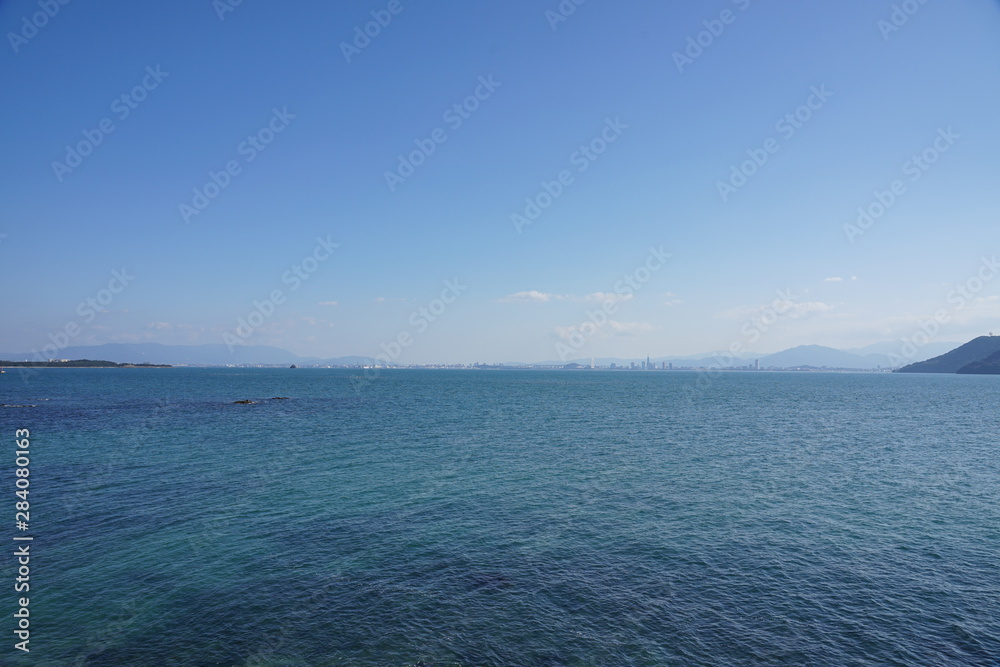 Obraz premium 海と空と波の風景(福岡志賀島)