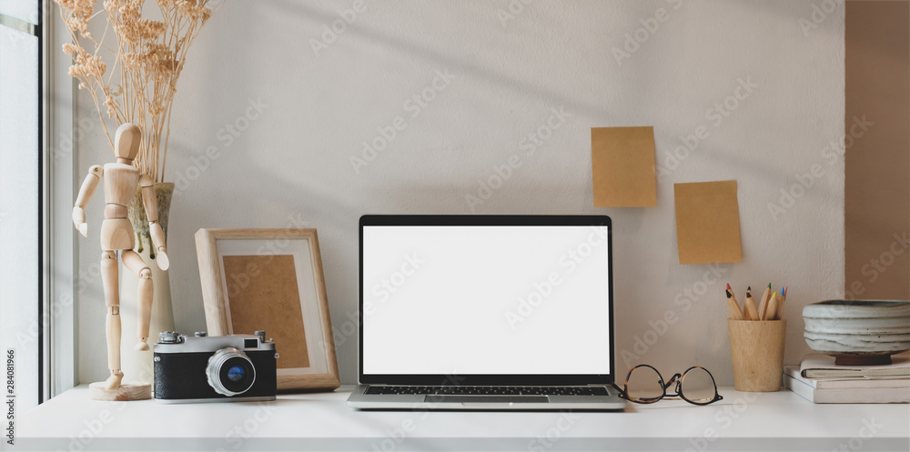 Obraz premium Photographer minimal workplace with blank screen laptop
