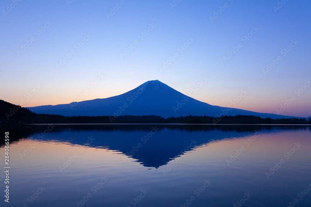 富士山と朝焼け、静岡県富士宮市田貫湖にて
