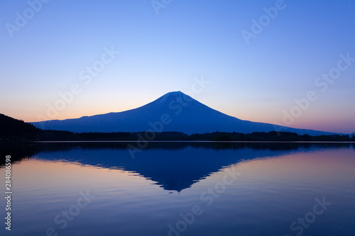 富士山と朝焼け、静岡県富士宮市田貫湖にて © photop5
