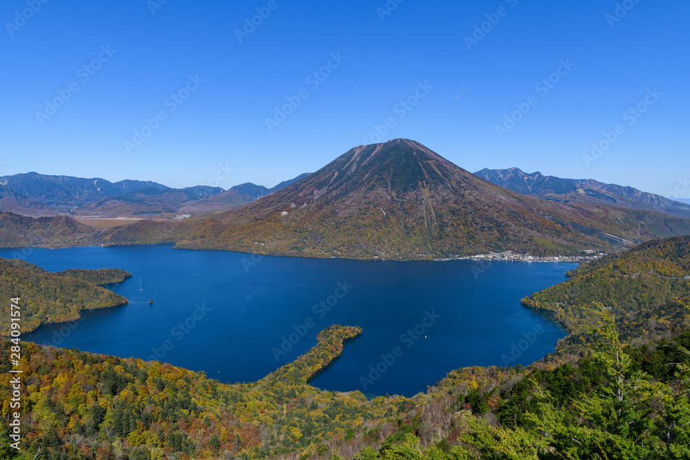 半月山の展望台から見た男体山と中禅寺湖