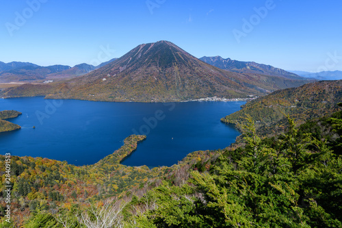 半月山の展望台から見た男体山と中禅寺湖