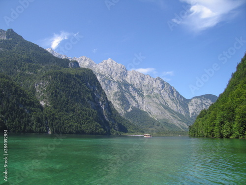 K  nigssee als Bergsee in den Alpen mit hohen Bergen