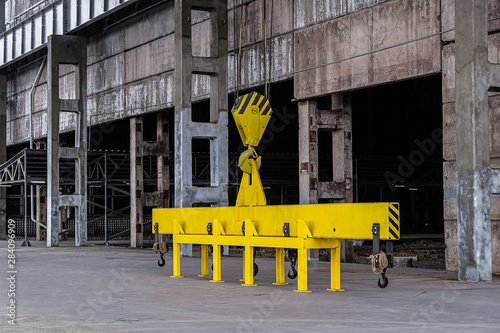 Foto Hook of overhead traveling crane with yellow linear traverse