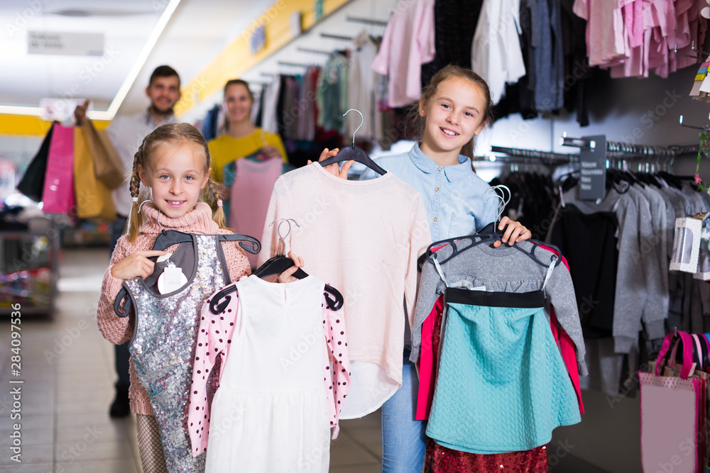 Fototapeta premium sisters with parents satisfied with purchases