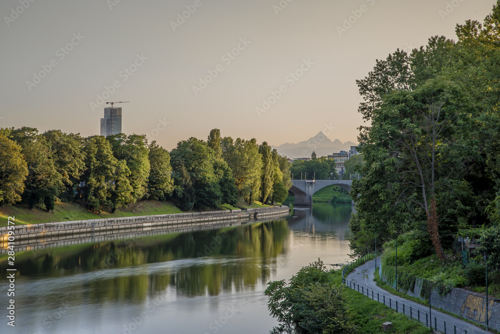 Fototapeta premium Torino, tramonto sulle rive del Po