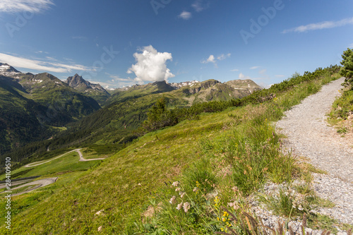 Montagne à Galzig, pente herbe et sommets