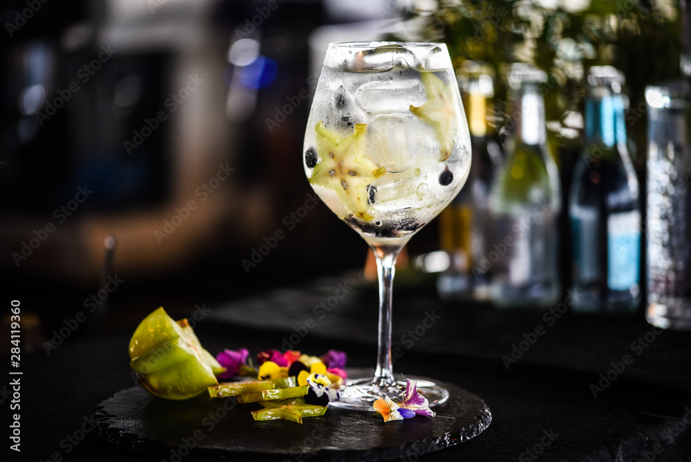 Fototapeta premium tonic gin cocktail with fresh carambola fruit