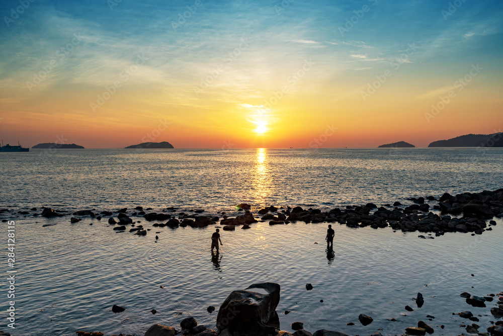 Φωτογραφία Silhouettes of people at the beach during sunset, Kota Kinabalu, Sabah, Malaysia