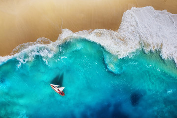 Sierkussen Luchtfoto strand Jacht op turkoois water dronezicht  © biletskiyevgeniy
