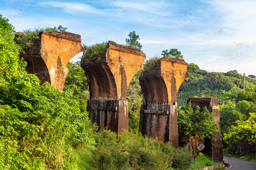Obraz na płótnie Ruins of Long-teng Bridge, Miaoli County, Taiwan w salonie