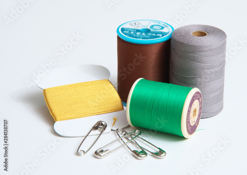 縫い糸と安全ピン